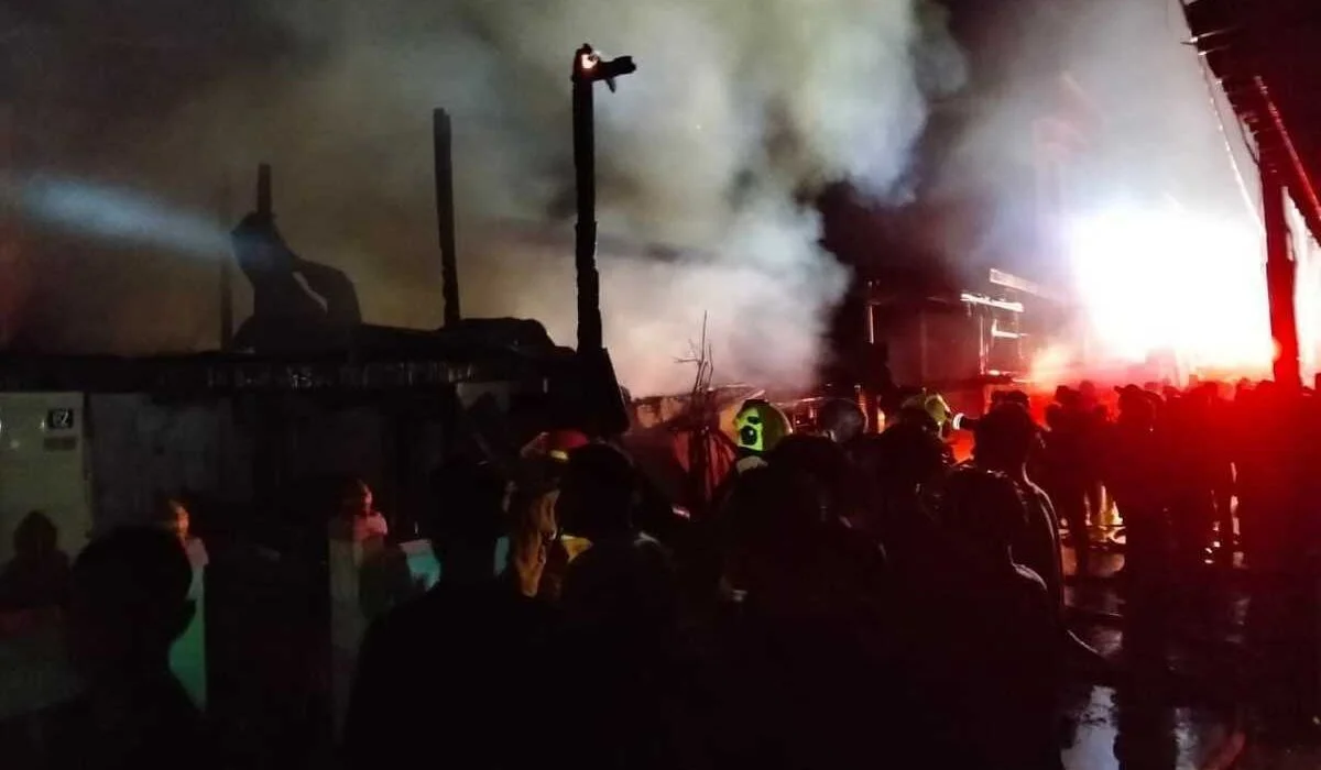 Kebakaran-Besar-di-Makassar,-9-Rumah-Semi-Permanen-Hangus-Terbakar