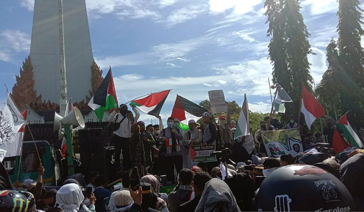 Massa-di-Makassar-Turun-ke-Jalan,-Bela-Palestina-dan-Dukung-Iran-Lawan-Israel