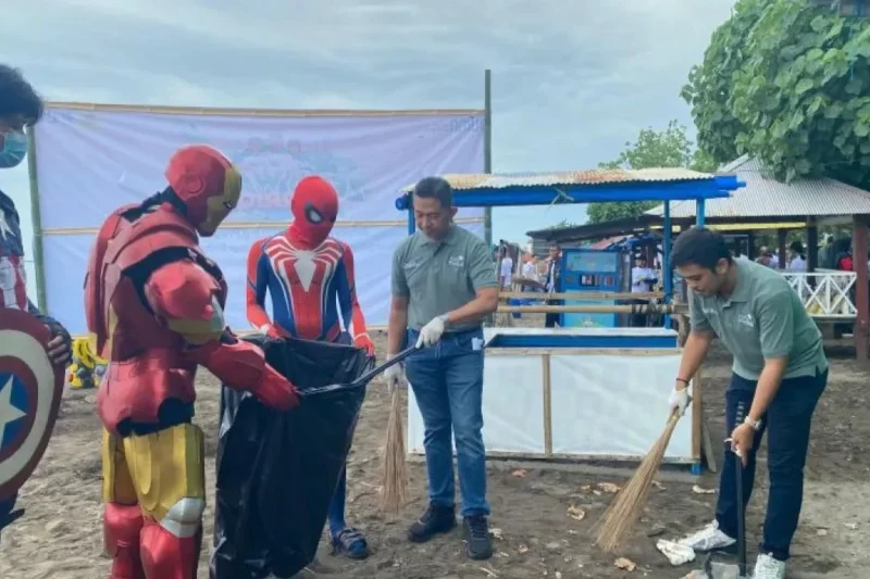 PLN dan Cosplayer Superhero Kompak Bersihkan Sampah di Pantai Makassar