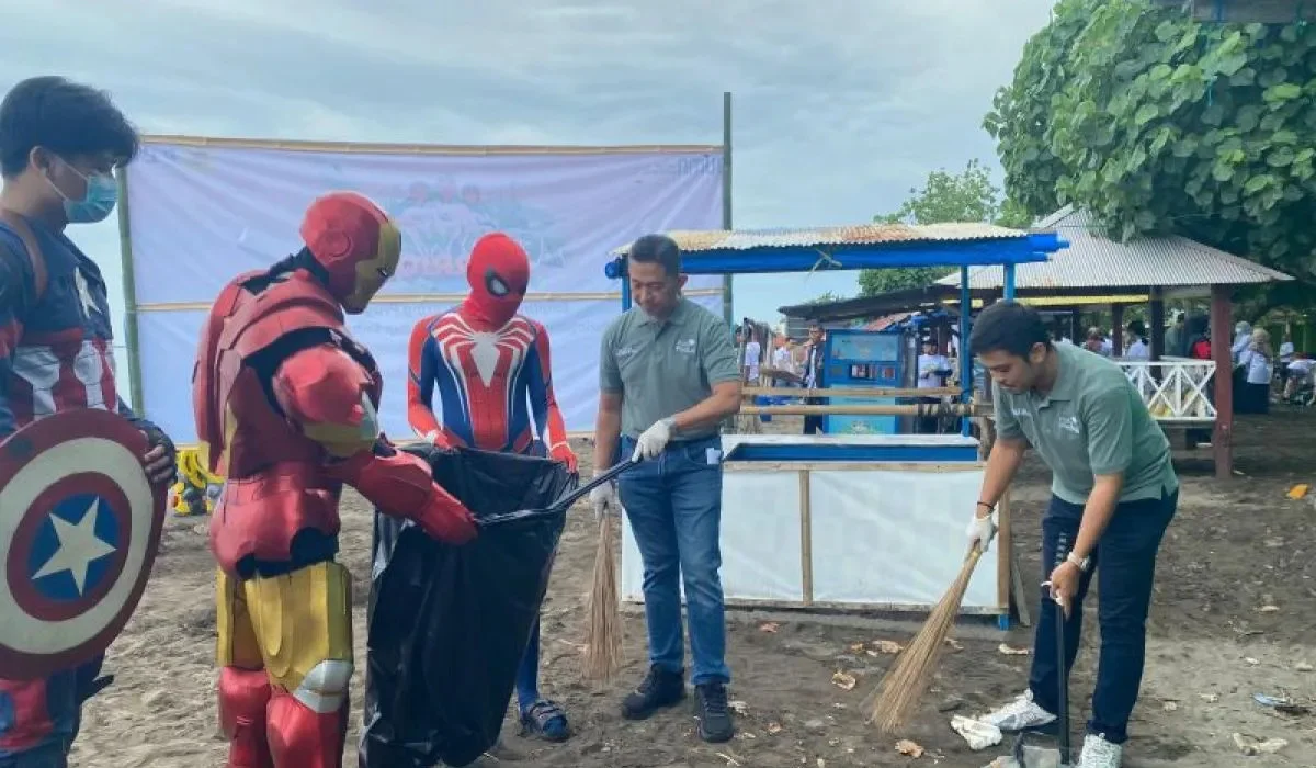 PLN-dan-Cosplayer-Superhero-Kompak-Bersihkan-Sampah-di-Pantai-Makassar