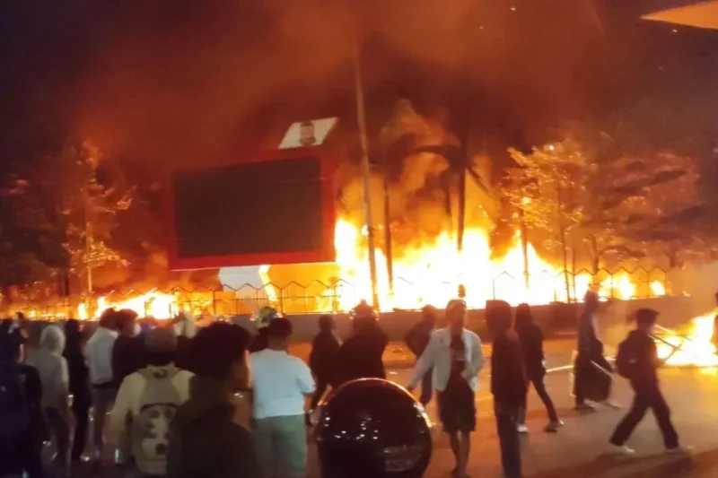 Kantor DPRD Sulsel Hangus Dibakar Massa Saat Demonstrasi di Makassar