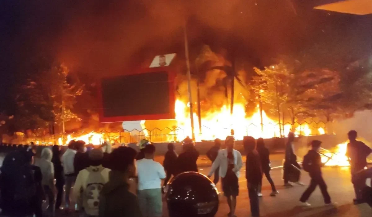 Kantor-DPRD-Sulsel-Hangus-Dibakar-Massa-Saat-Demonstrasi-di-Makassar