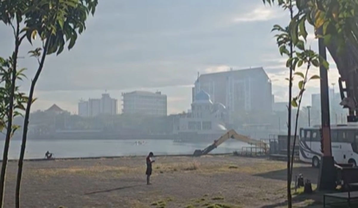 Pantai Losari dan CPI Makassar Diselimuti Asap, DLH Beri Klarifikasi