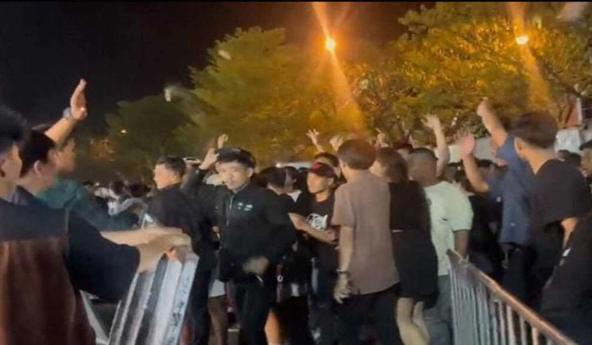 Ricuh-Konser-di-Makassar,-Penonton-Tanpa-Tiket-Jebol-Pagar,-4-Luka-luka