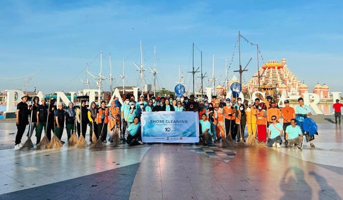 Novotel Makassar dan Ratusan Relawan Bersatu Bersihkan 500 Kg Sampah di Pantai Losari