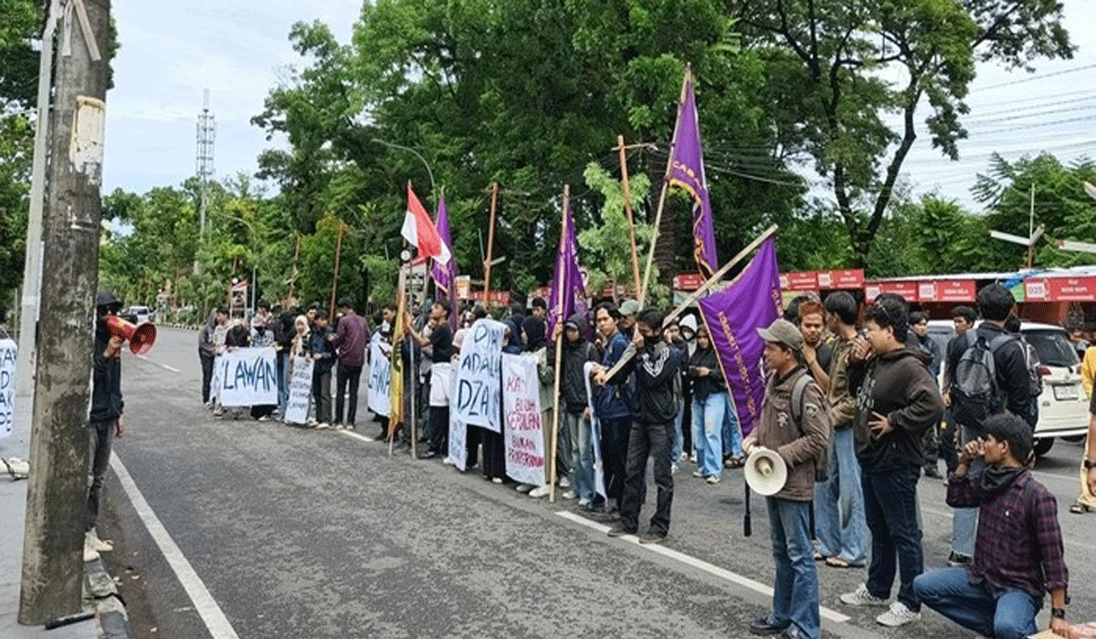 Demo Mahasiswa UNM Tuntut Praperadilan Dosen Pelaku Pelecehan