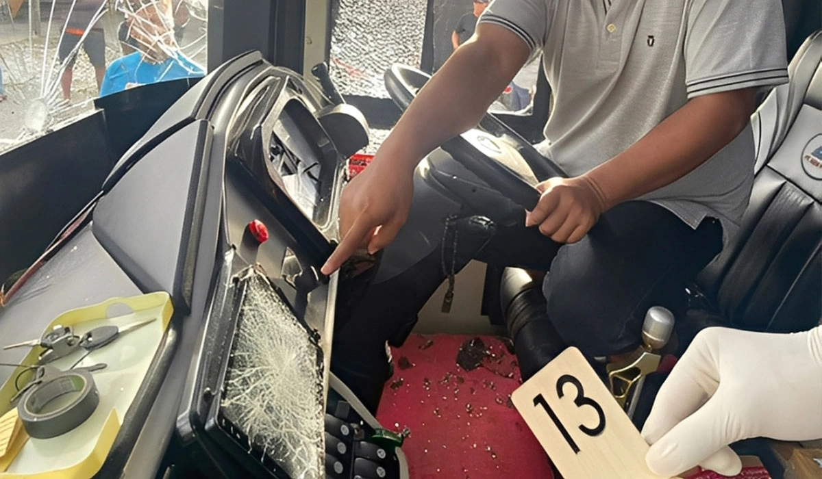 Bus Adhi Putra Rute Makassar-Morowali Dilempari Batu di Lutim