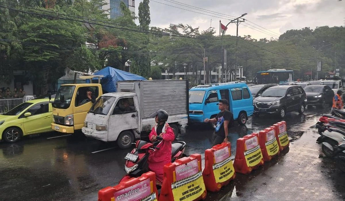 Jalan Ahmad Yani Macet Parah Akibat Demo Depan Polrestabes Makassar