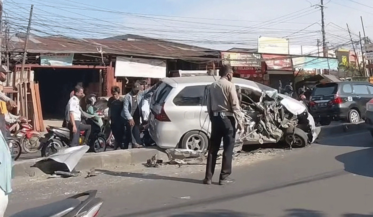 Kecelakaan-Mobil-di-Perintis-Makassar,-Arus-Lalu-Lintas-Mengalami-Tersendat