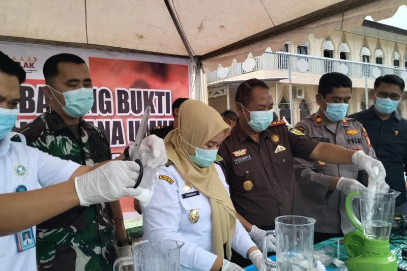 Kejari Sidrap Hancurkan Sabu dan Badik, Tegaskan Penegakan Hukum