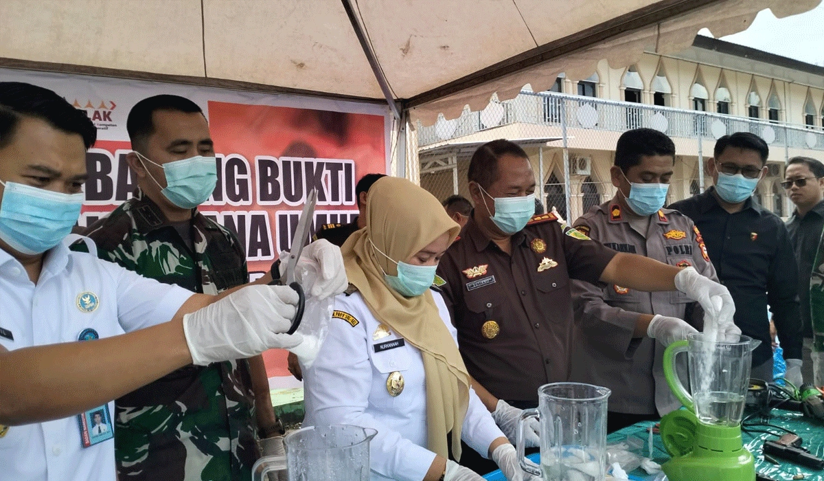 Kejari-Sidrap-Hancurkan-Sabu-dan-Badik,-Tegaskan-Penegakan-Hukum