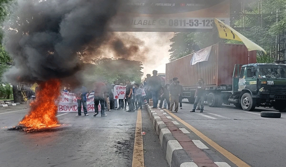Mahasiswa-Makassar-Demo-1-Tahun-Pemerintahan-Prabowo-Gibran