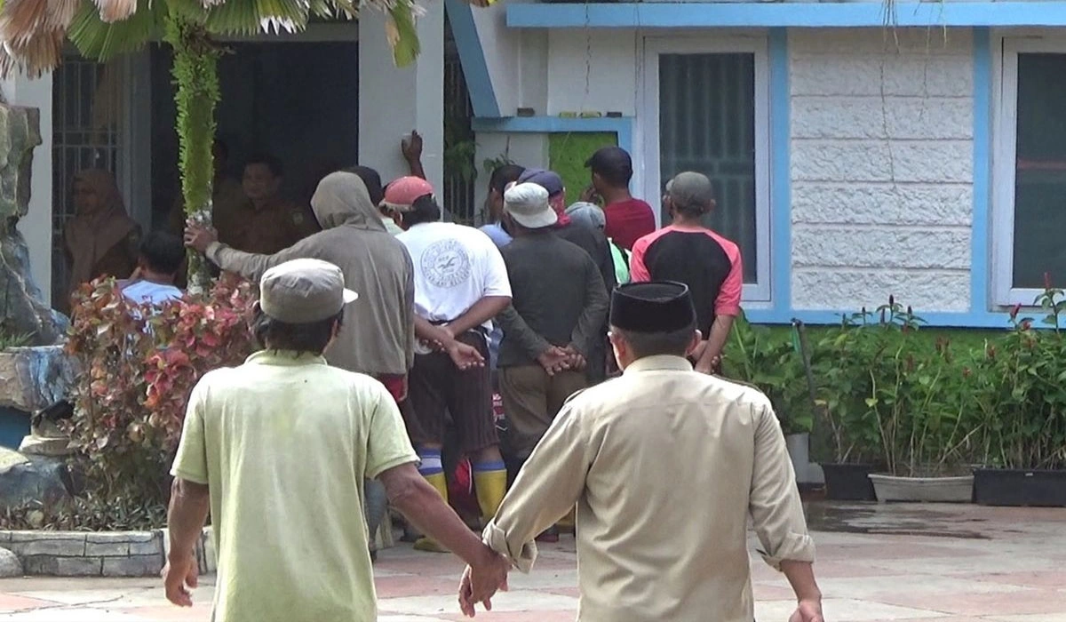 Puluhan Petugas Kebersihan Palopo Mogok Kerja Akibat Gaji Belum Cair