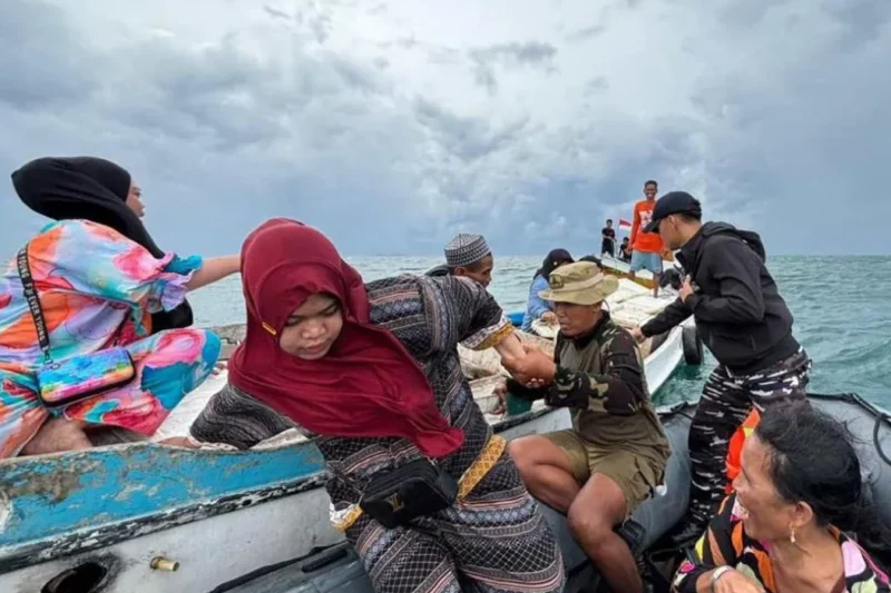 KRI Hiu-634 Selamatkan 9 Nelayan KM Jolloro di Selat Makassar