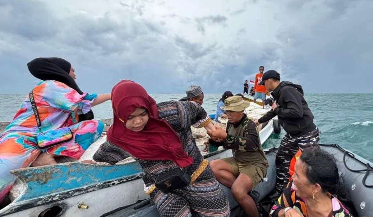 KRI-Hiu-634-Selamatkan-9-Nelayan-KM-Jolloro-di-Selat-Makassar