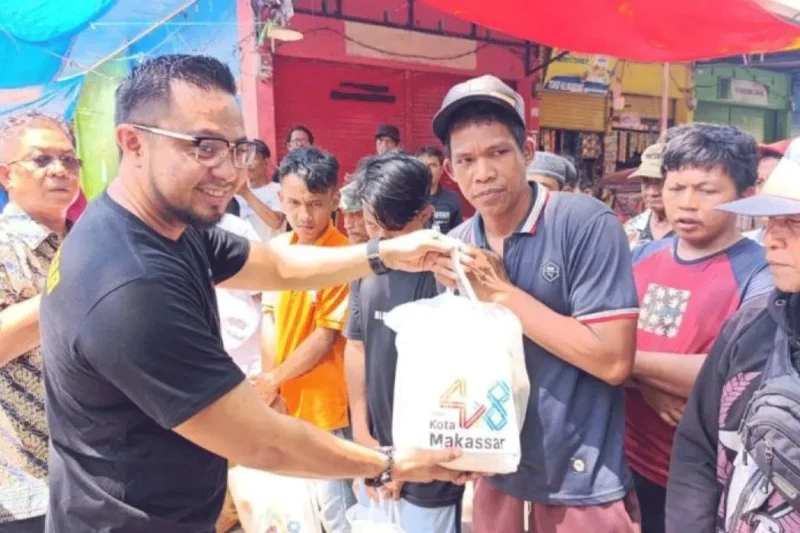 Perumda Pasar Makassar Salurkan Bantuan Untuk Petugas Kebersihan