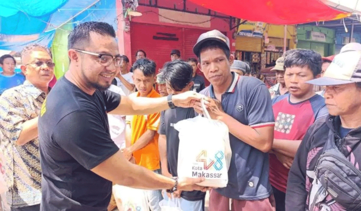 Perumda-Pasar-Makassar-Salurkan-Bantuan-Untuk-Petugas-Kebersihan